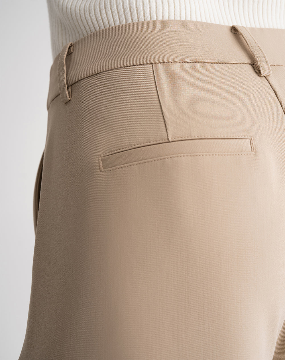 Pantalón regular fit tiro alto khaki