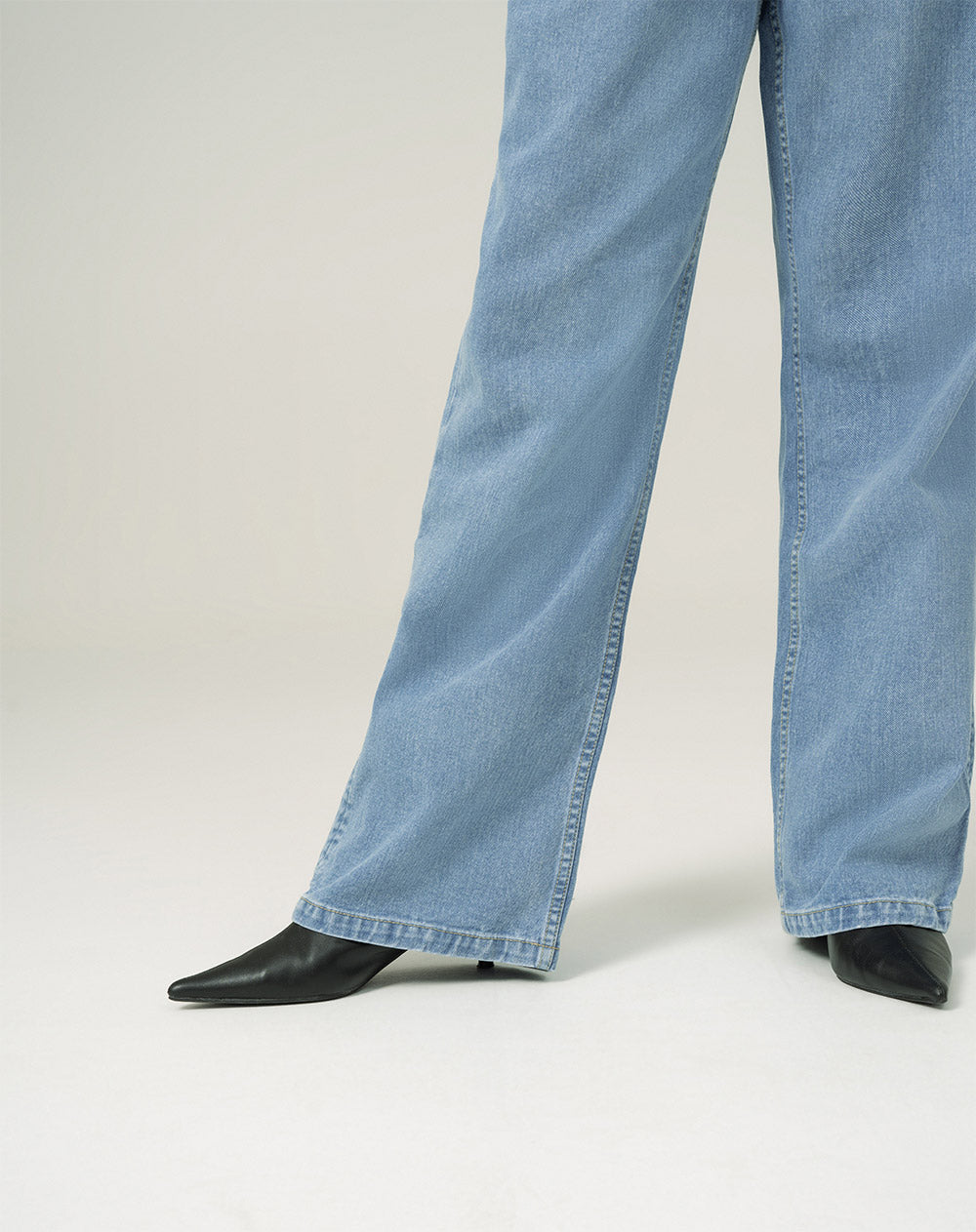 Jean regular fit tiro alto indigo claro