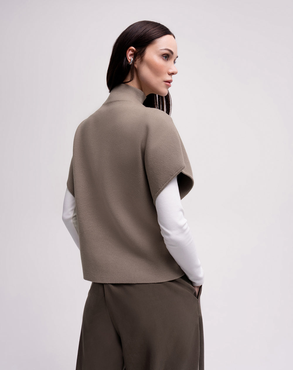 Chaleco oversize cuello alto café mujer