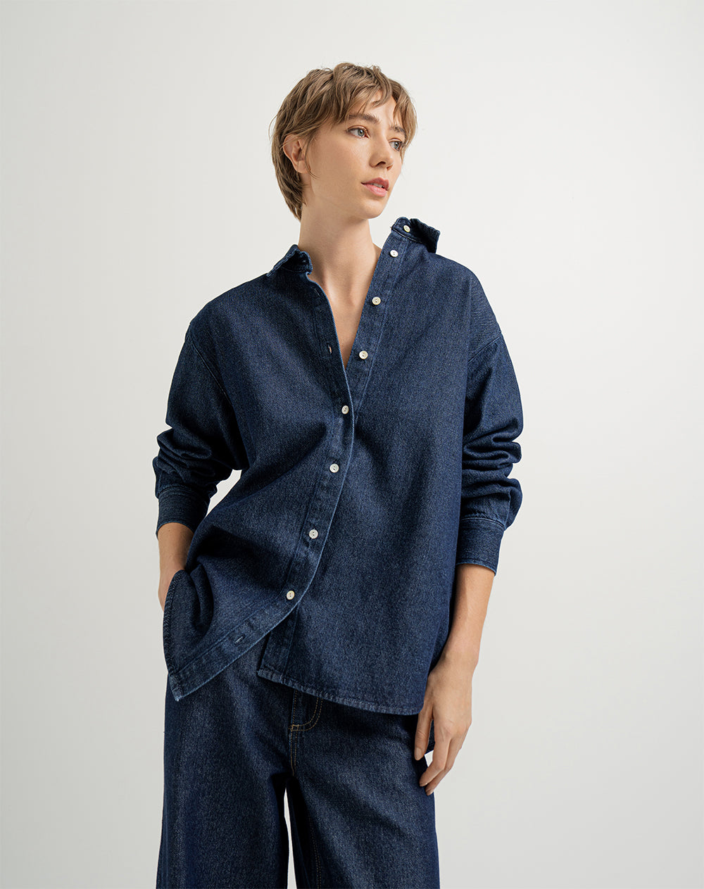 Camisa regular fit manga larga azul indigo oscuro