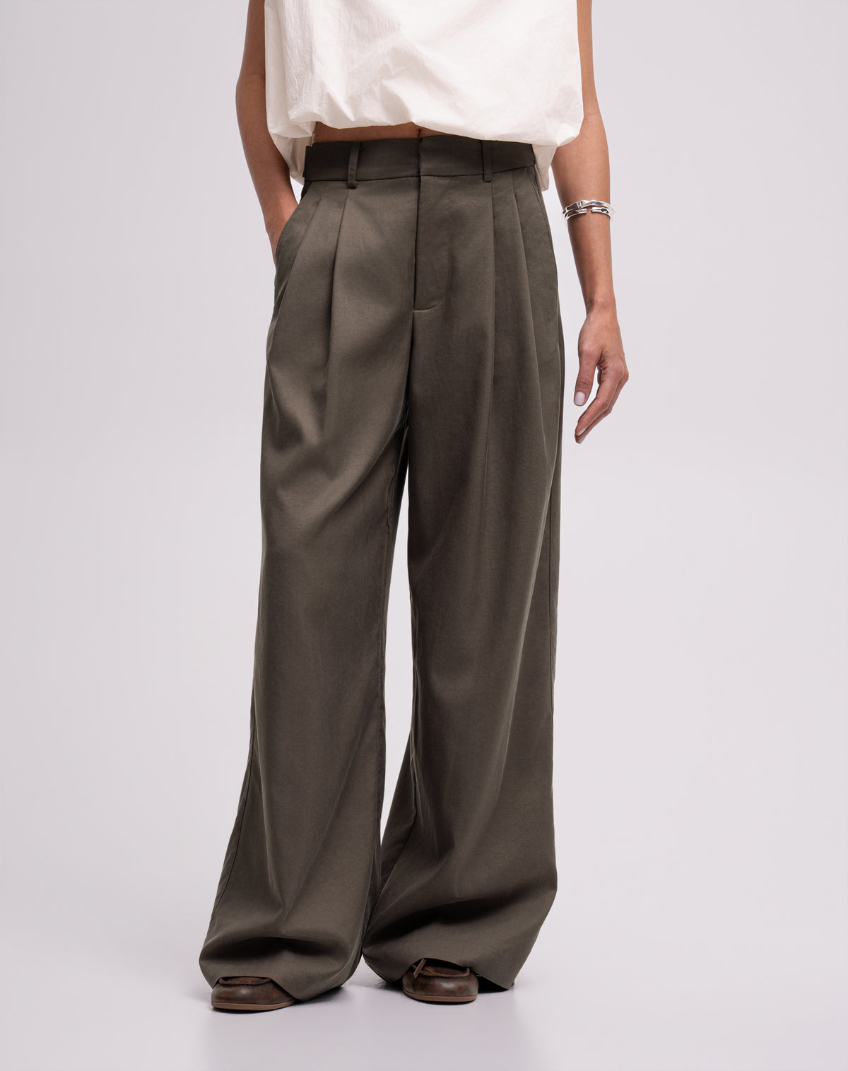 Pantalón wide leg tiro alto café mujer