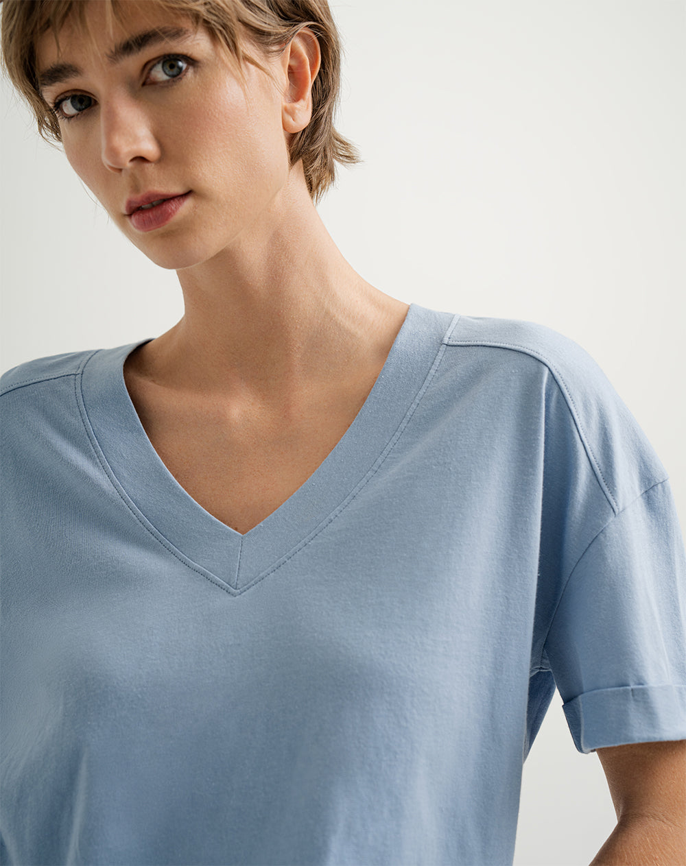 Camiseta oversize algodón sostenible cuello V azul claro mujer