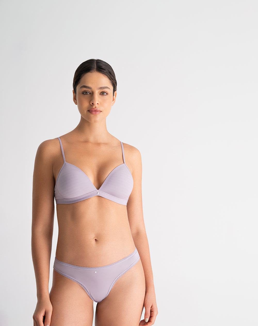 Panty tipo tanga con encaje morado