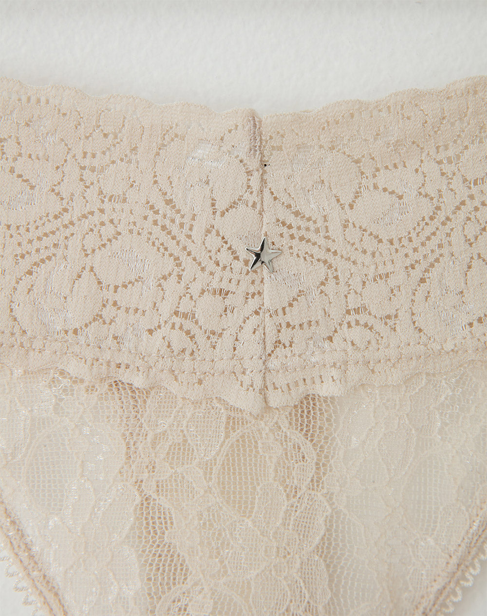 Panty tipo tanga microfibra elástico en encaje arena