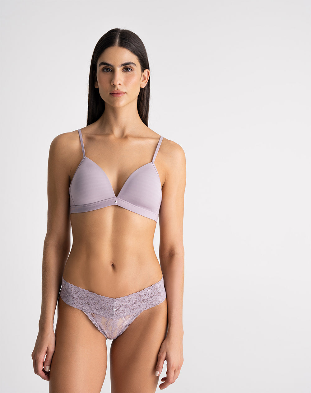 Panty tipo tanga en encaje morado