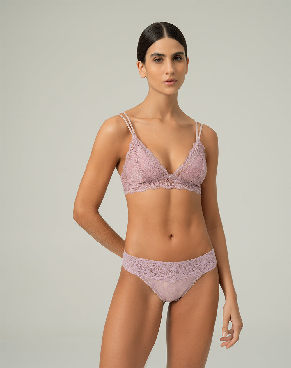 Panty tipo tanga en encaje palo de rosa