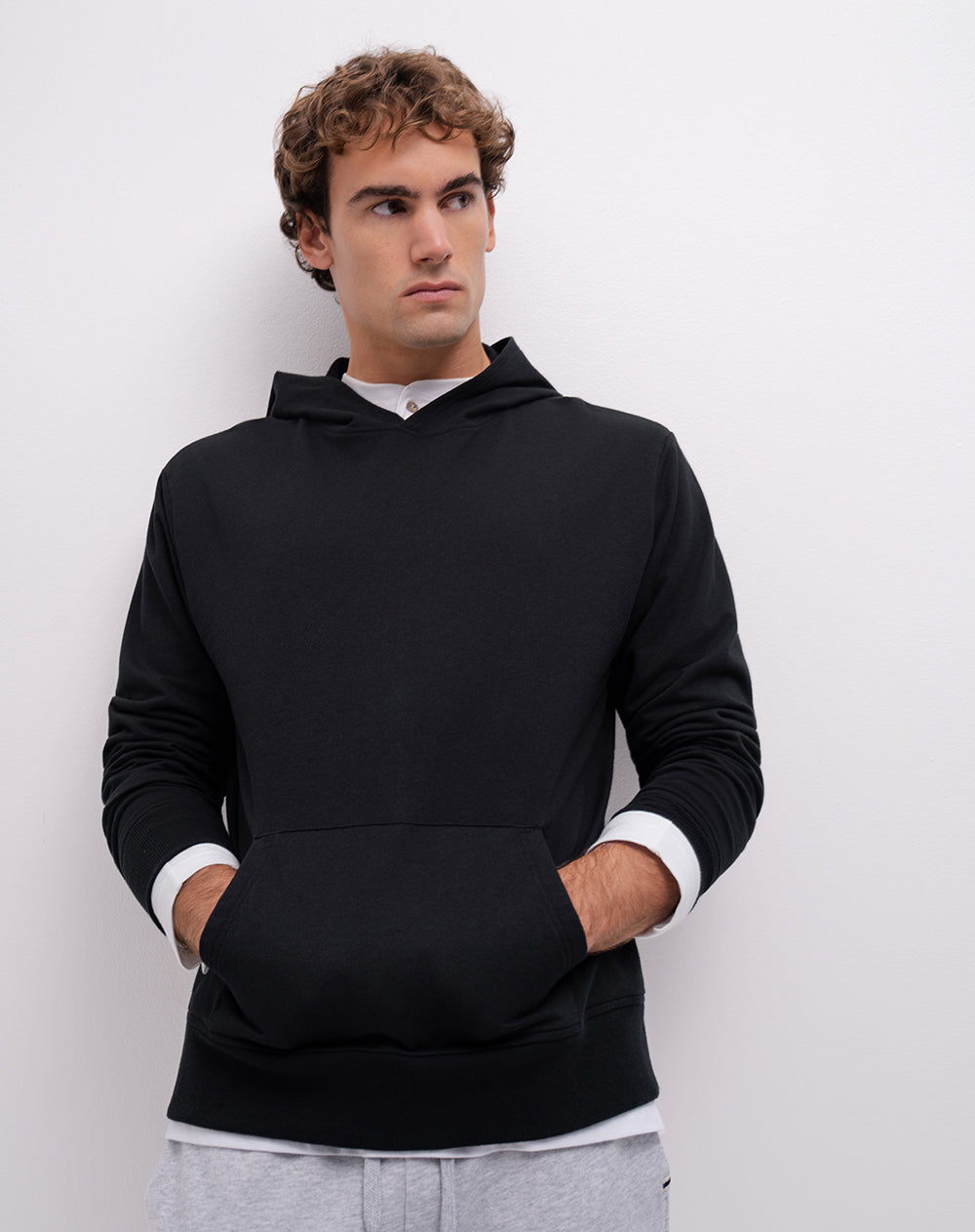 Buzo confort tipo hoddie negro hombre