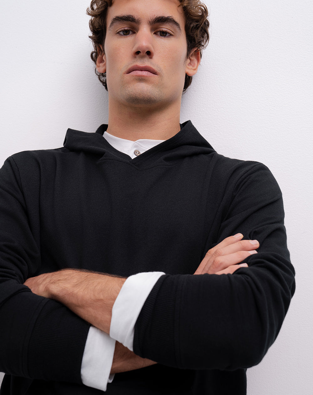 Buzo confort tipo hoddie negro hombre