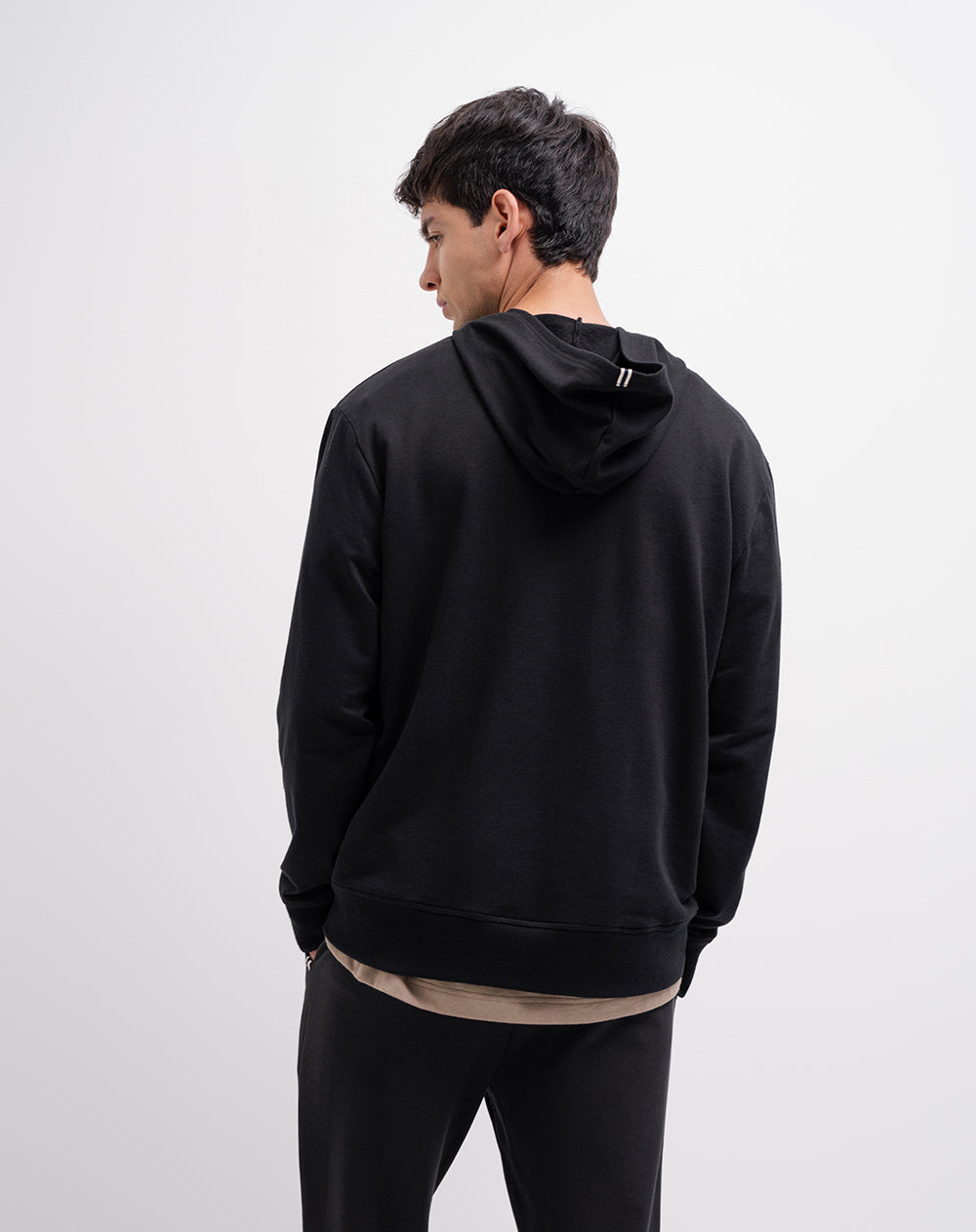 Buzo regular confort tipo hoddie negro hombre