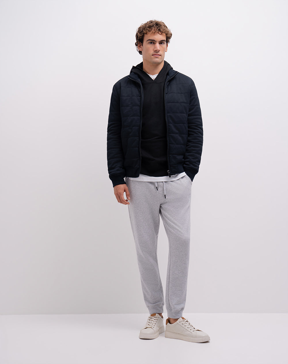 Buzo confort tipo hoddie negro hombre