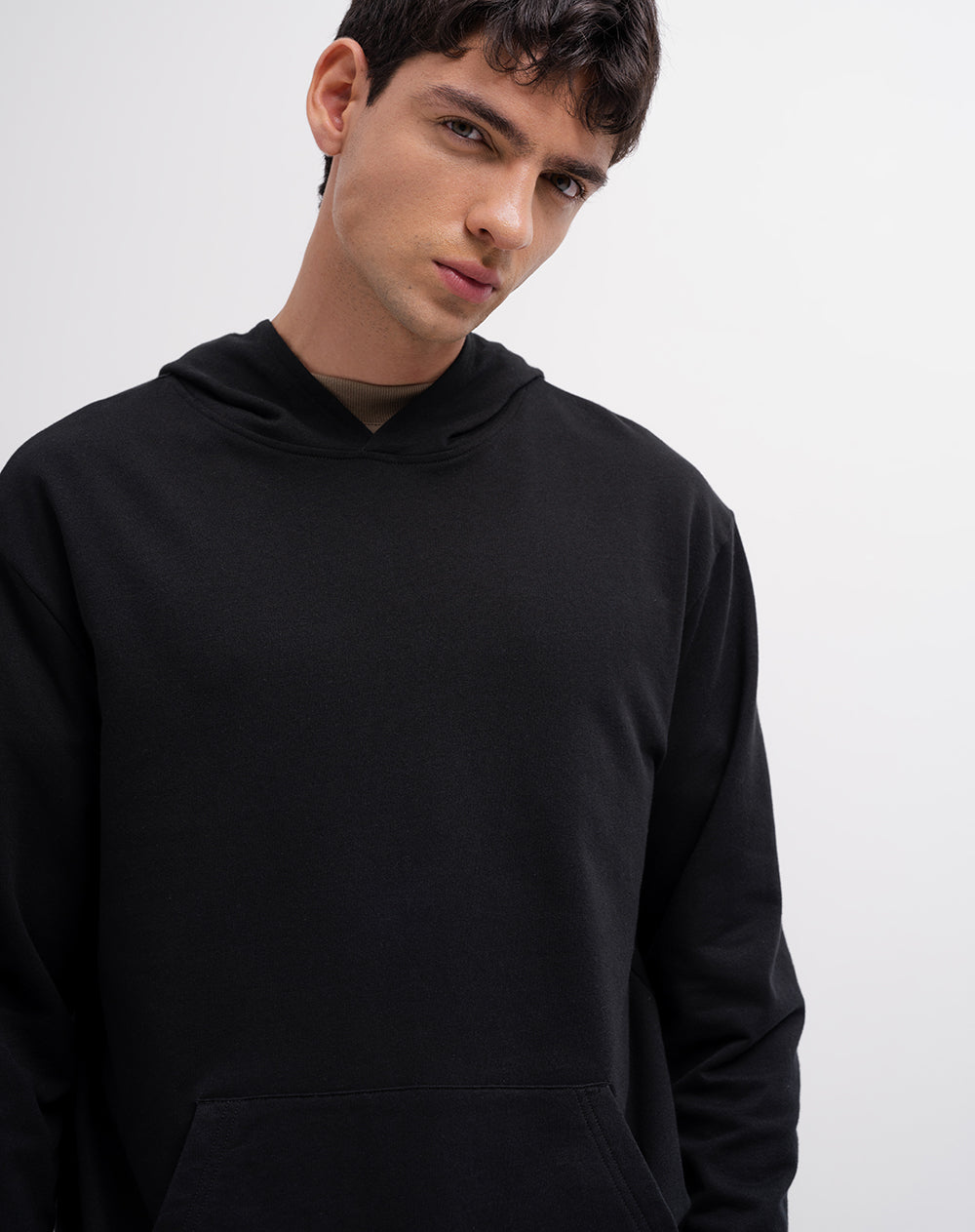 Buzo confort tipo hoddie negro hombre