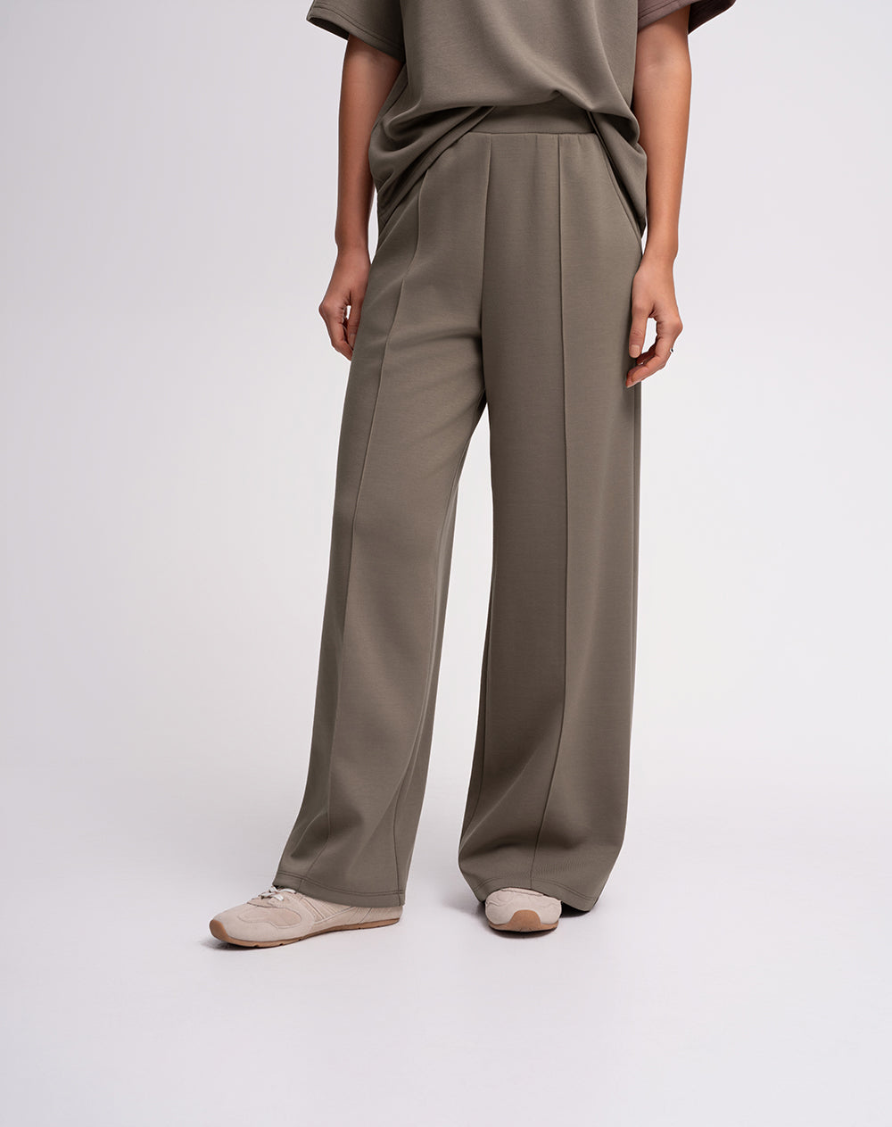Pantalón confort tiro alto café mujer