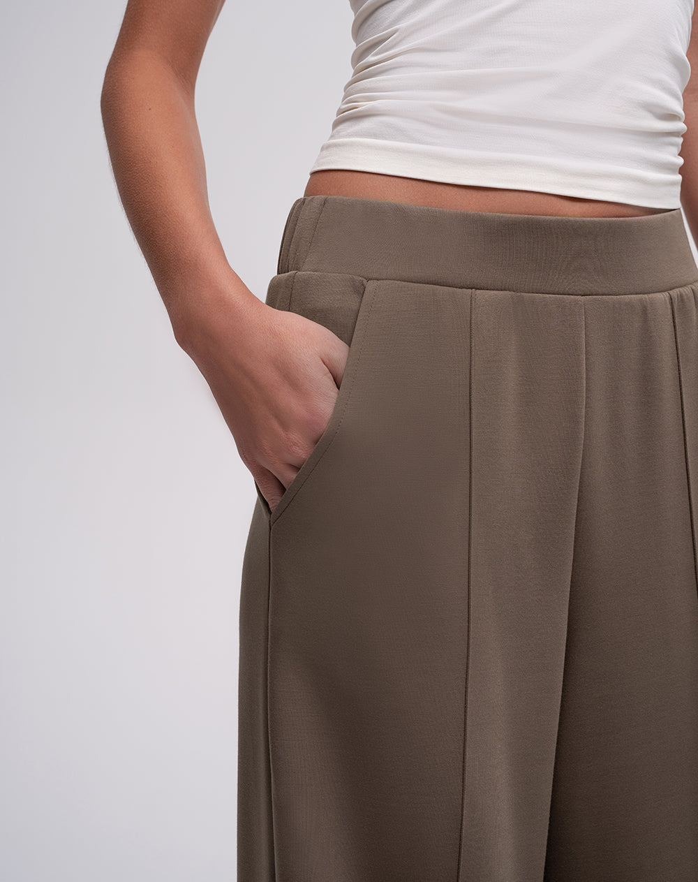 Pantalón confort tiro alto café mujer