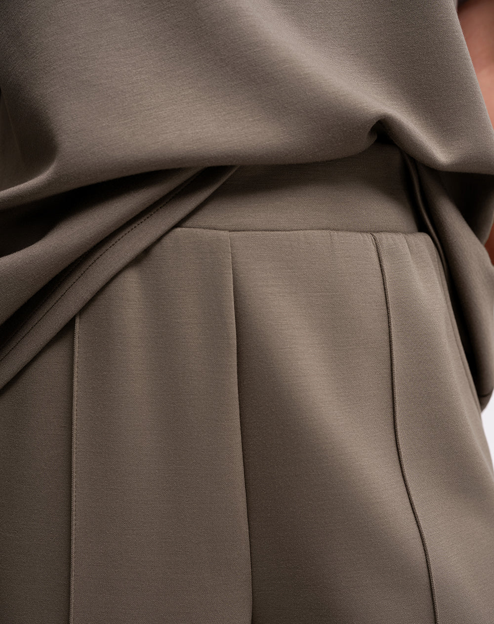 Pantalón confort tiro alto café mujer