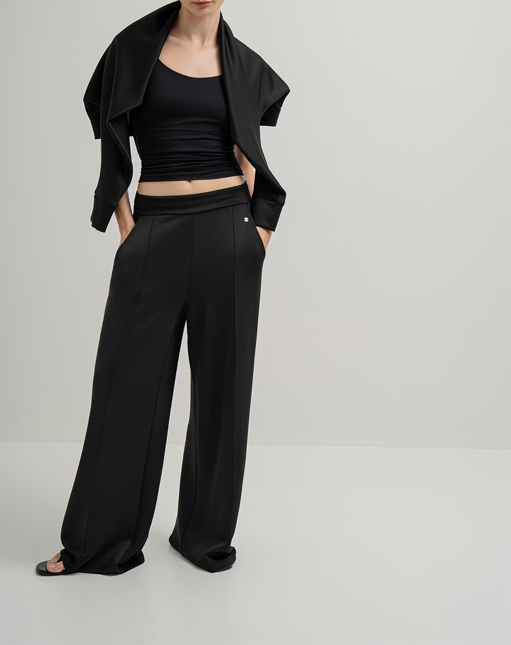 Pantalón tiro alto negro para mujer