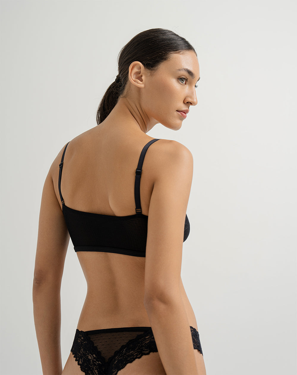 Top soporte medio en tull negro
