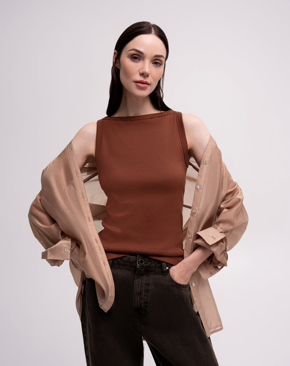 Camiseta cuello bandeja café mujer