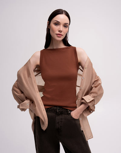 Camiseta cuello bandeja café mujer