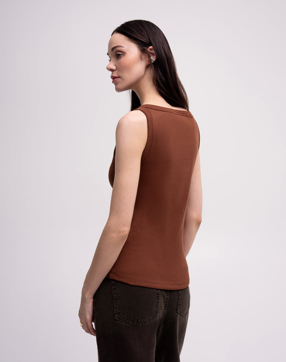 Camiseta cuello bandeja café mujer