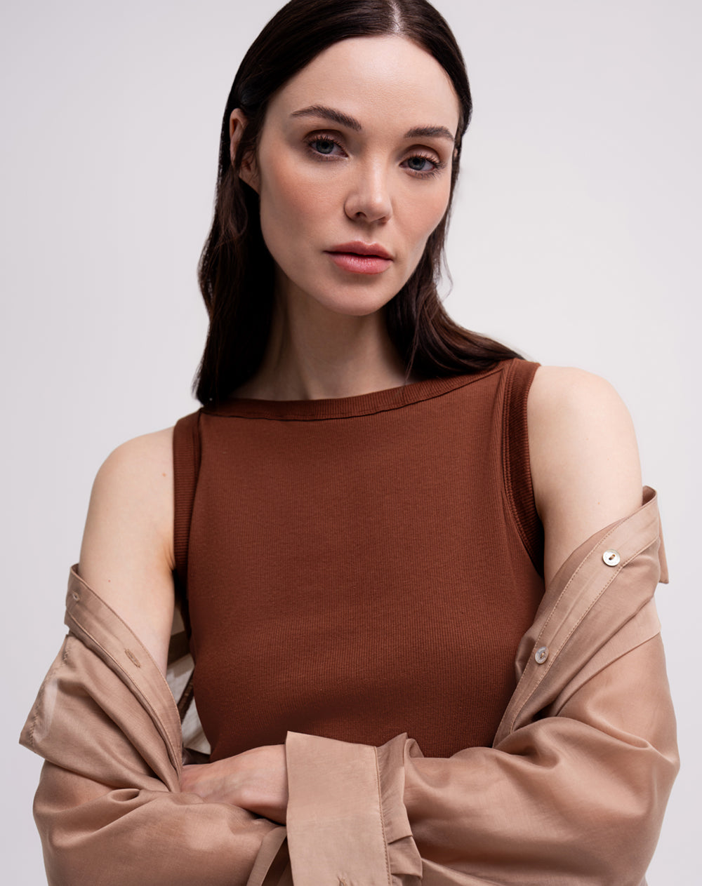 Camiseta cuello bandeja café mujer