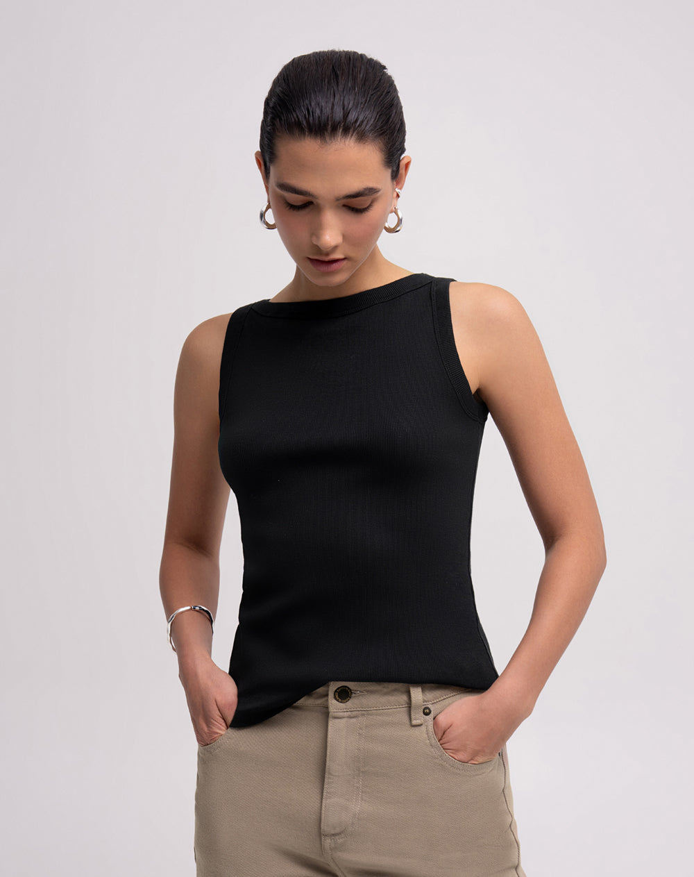 Camiseta cuello bandeja negra mujer