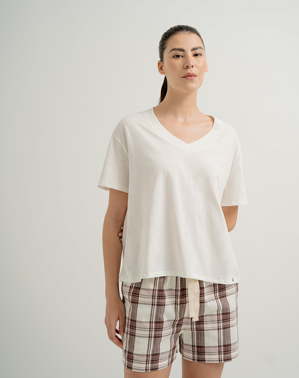 Camiseta + short de pijama mujer algodón sostenible blanco y café cuadros
