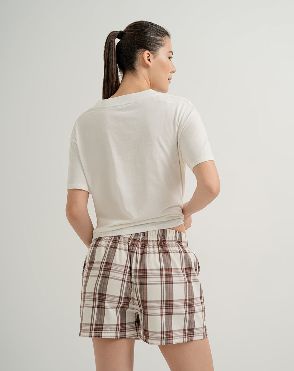 Camiseta + short de pijama mujer algodón sostenible blanco y café cuadros