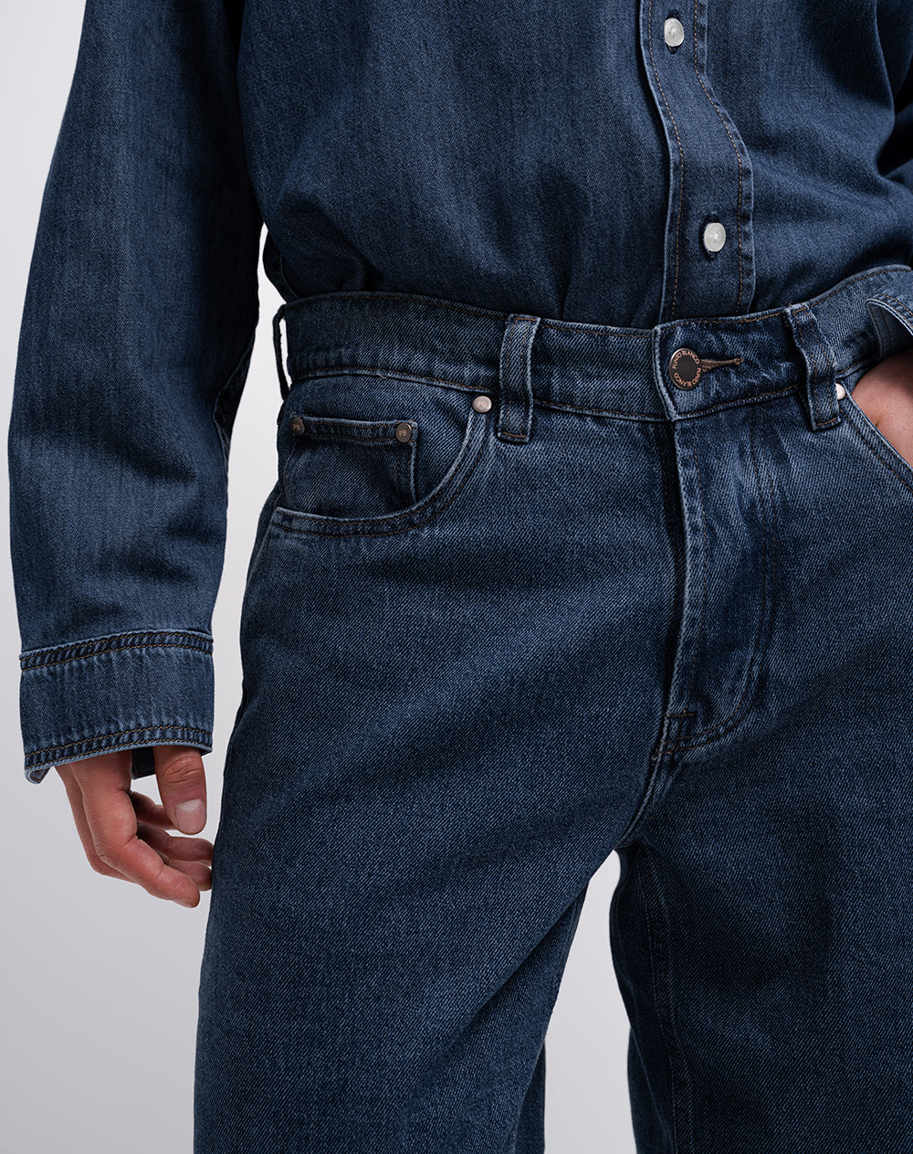 Jean recto índigo oscuro hombre