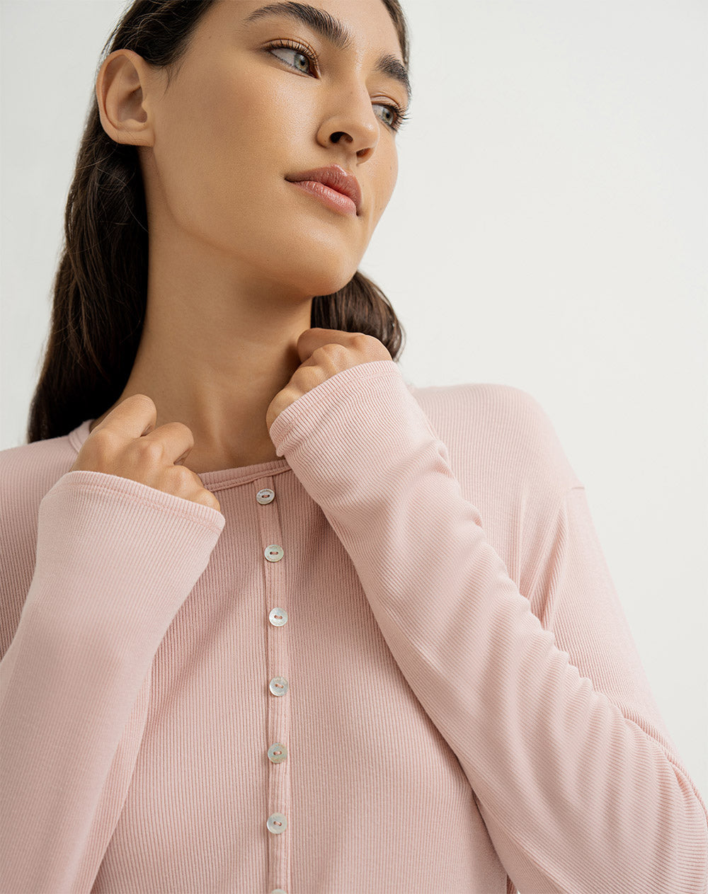 Camibuzo en algodón sostenible botones en cuello lila para mujer