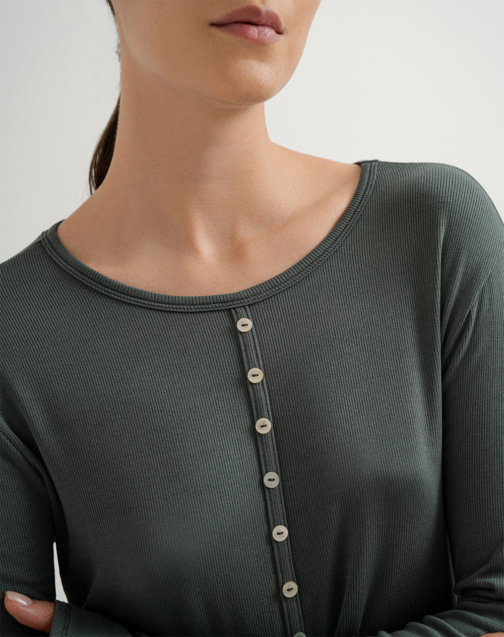 Camibuzo en algodón sostenible botones en cuello verde para mujer