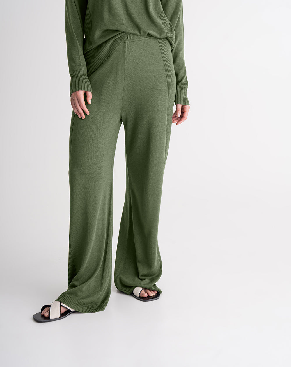 Pantalón confort fit tiro medio tejido de punto verde mujer
