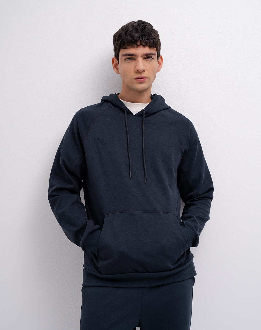 Buzo regular tipo hoddie azul hombre