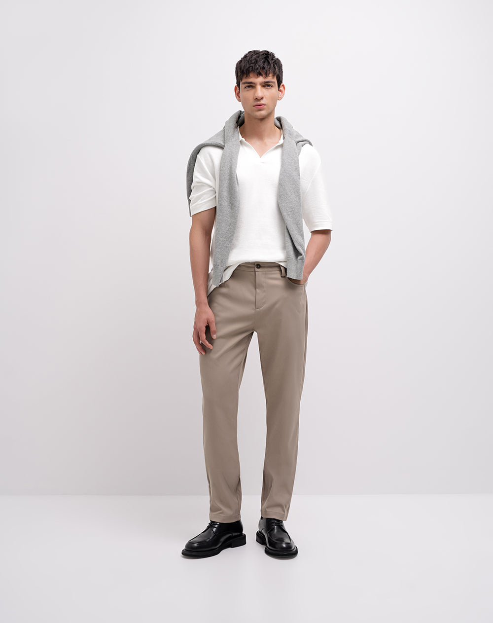 Pantalón chino regular café hombre