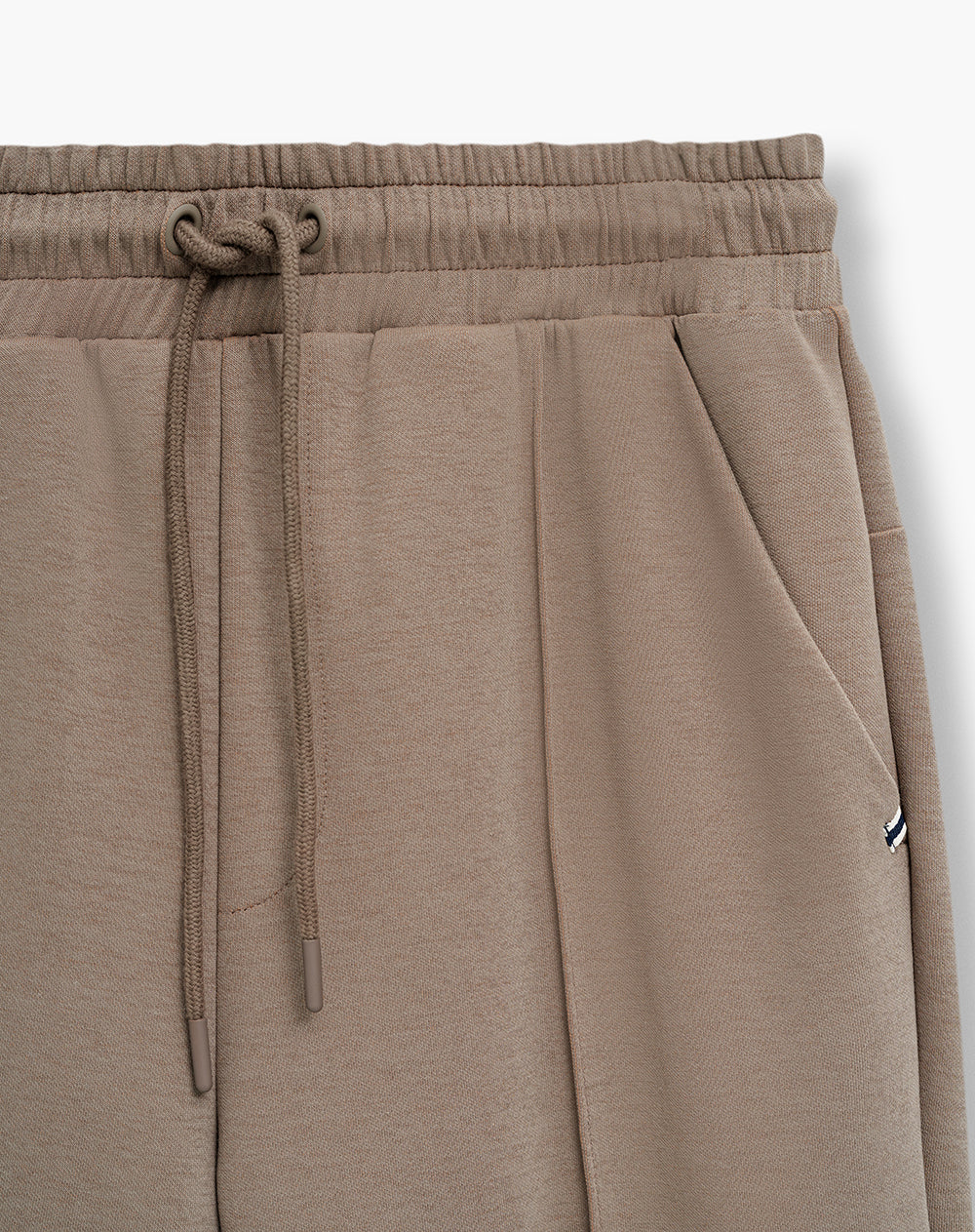 Pantalón confort regular café hombre