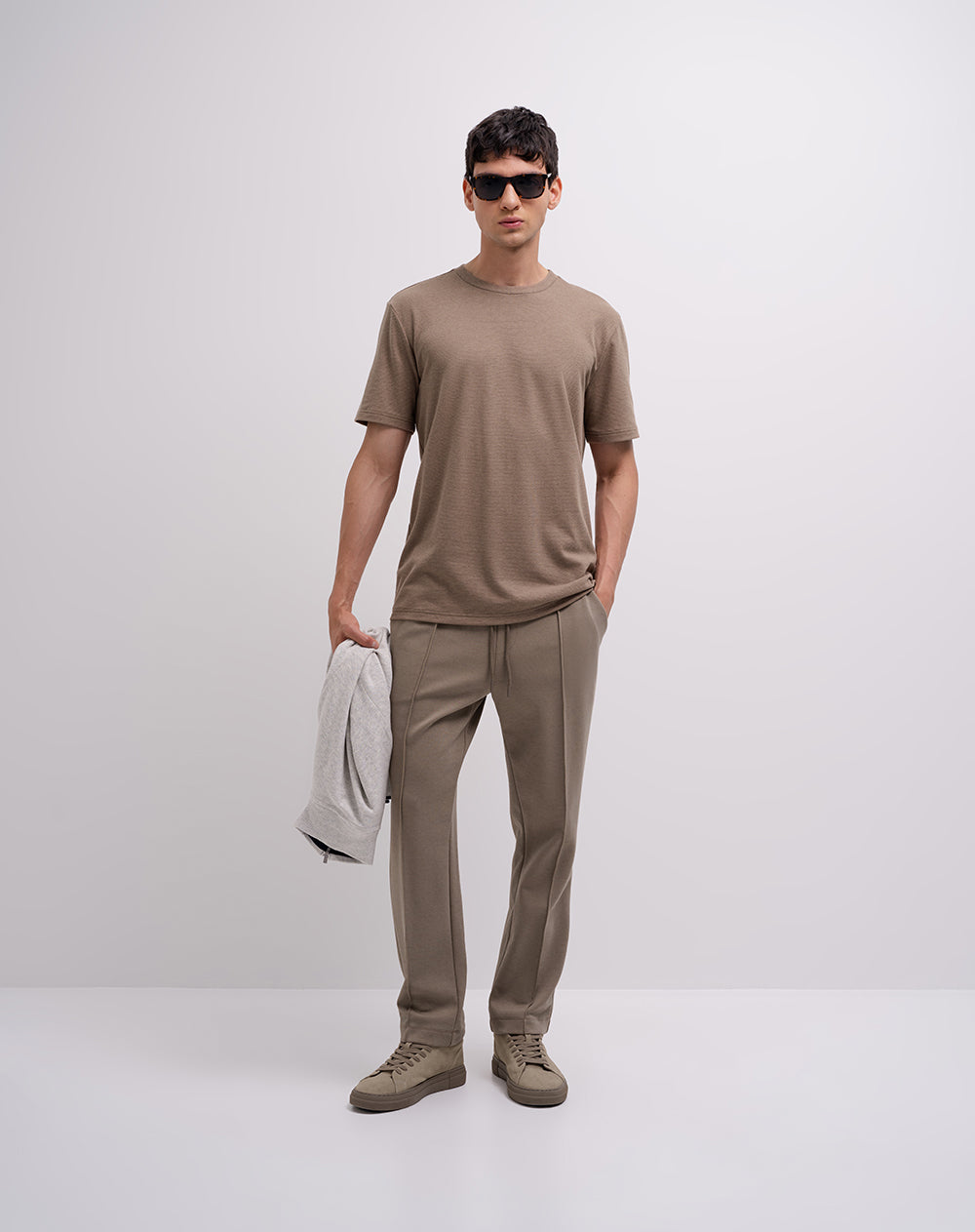 Pantalón regular confort café hombre