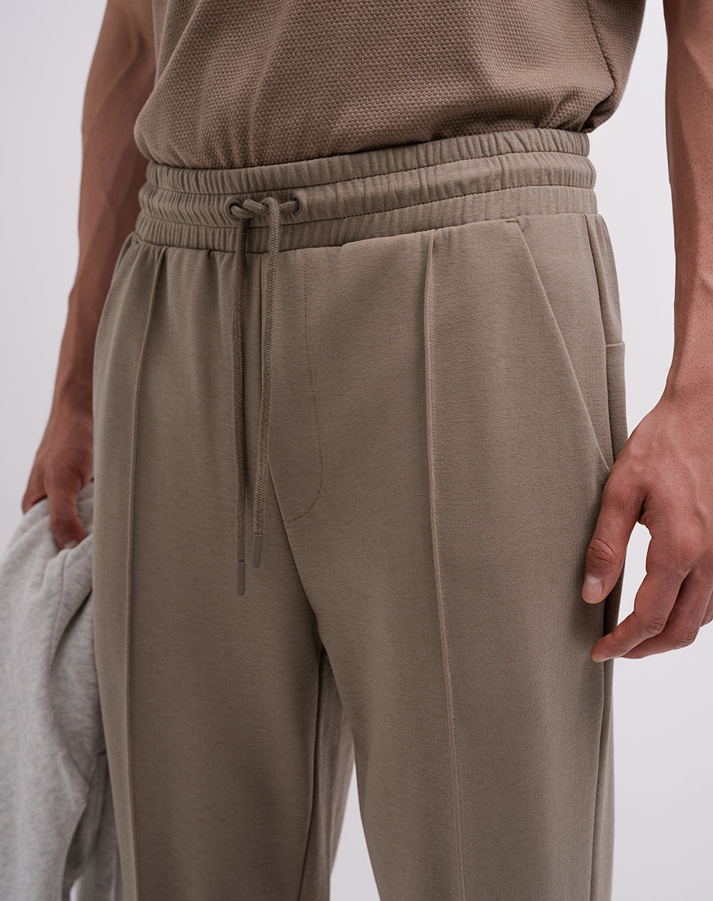 Pantalón confort regular café hombre