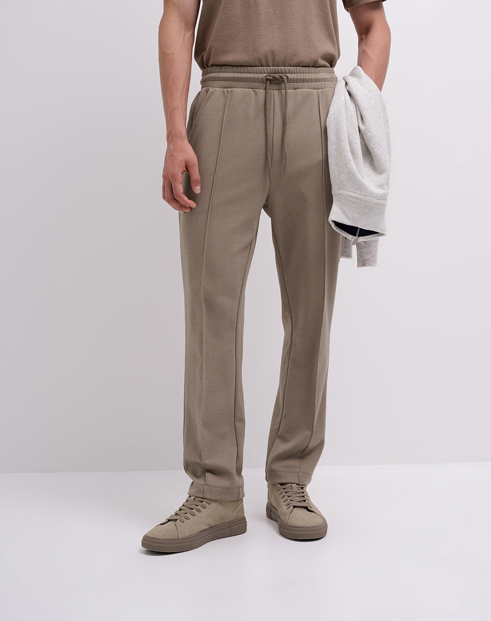 Pantalón confort regular café hombre