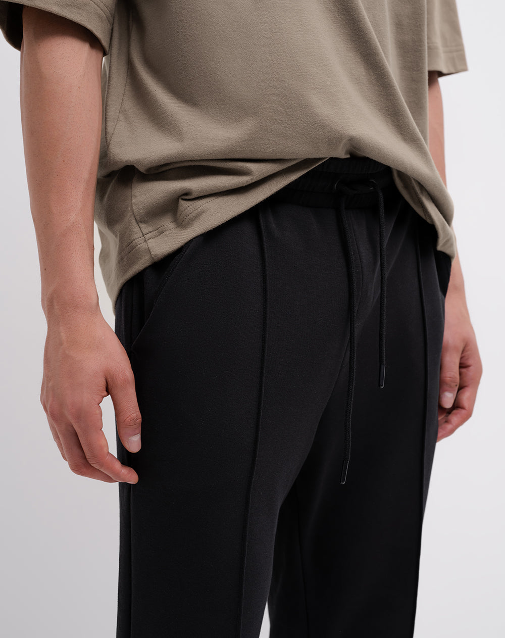 Pantalón confort regular negro hombre