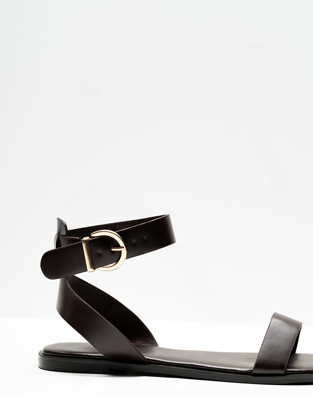 Sandalias planas café mujer