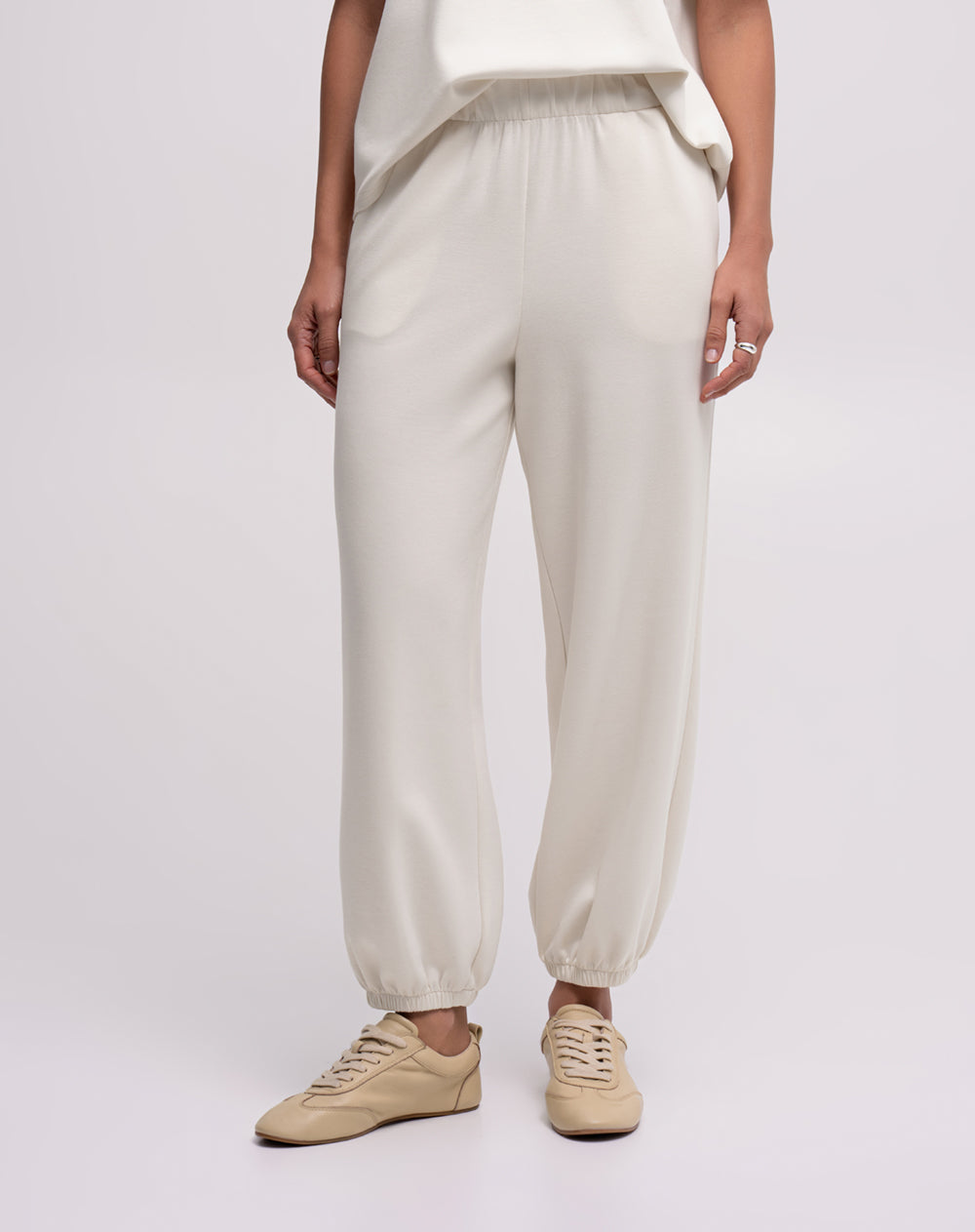 Jogger confort tiro medio habano mujer