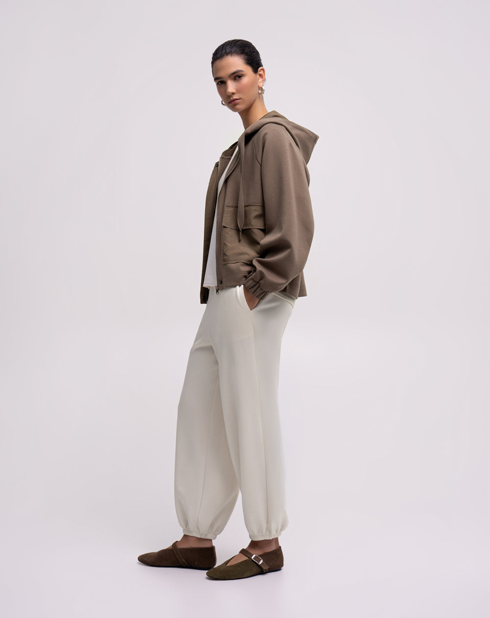 Jogger confort tiro medio habano mujer