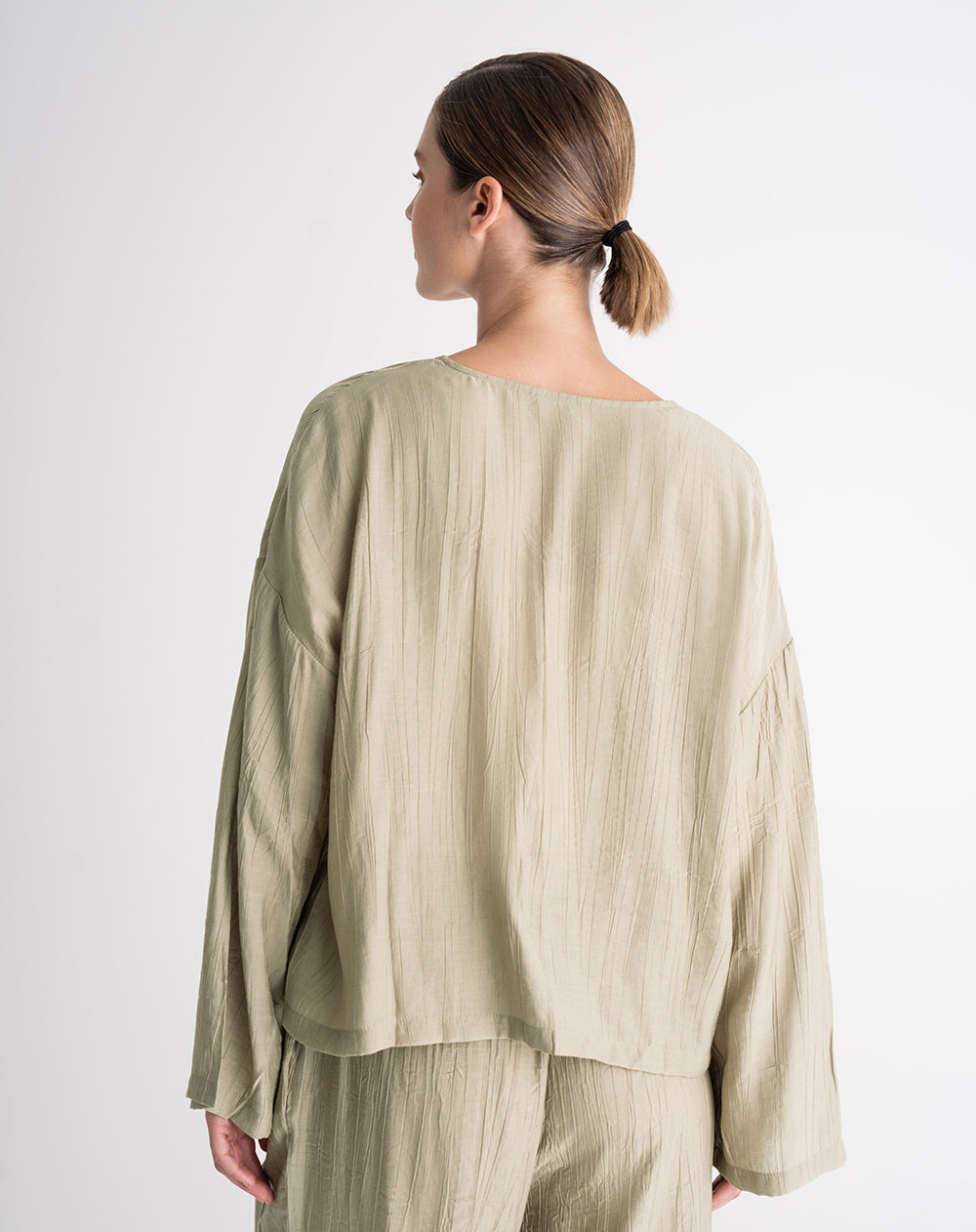 Blusa anudada efecto arrugado caqui mujer
