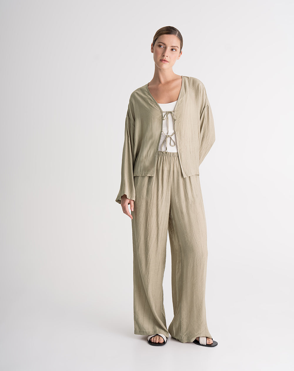 Blusa anudada efecto arrugado caqui mujer