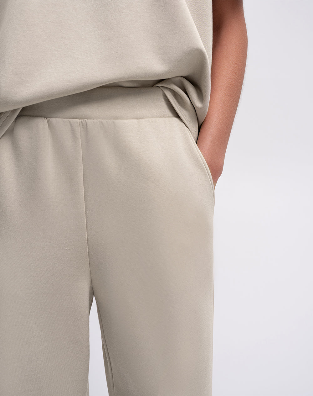 Pantalón relaxed fit tiro medio arena