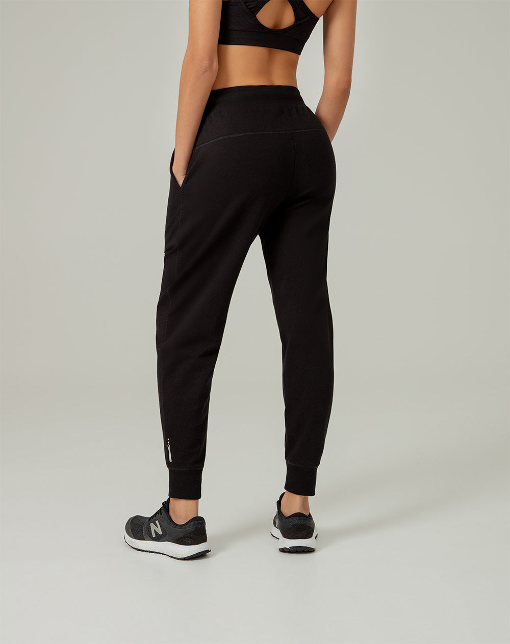 Jogger algodón sostenible negro para mujer