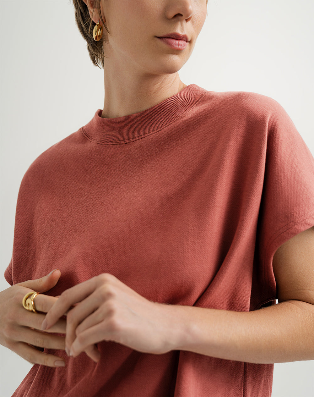Camiseta manga rodada oversize algodón sostenible terracota mujer