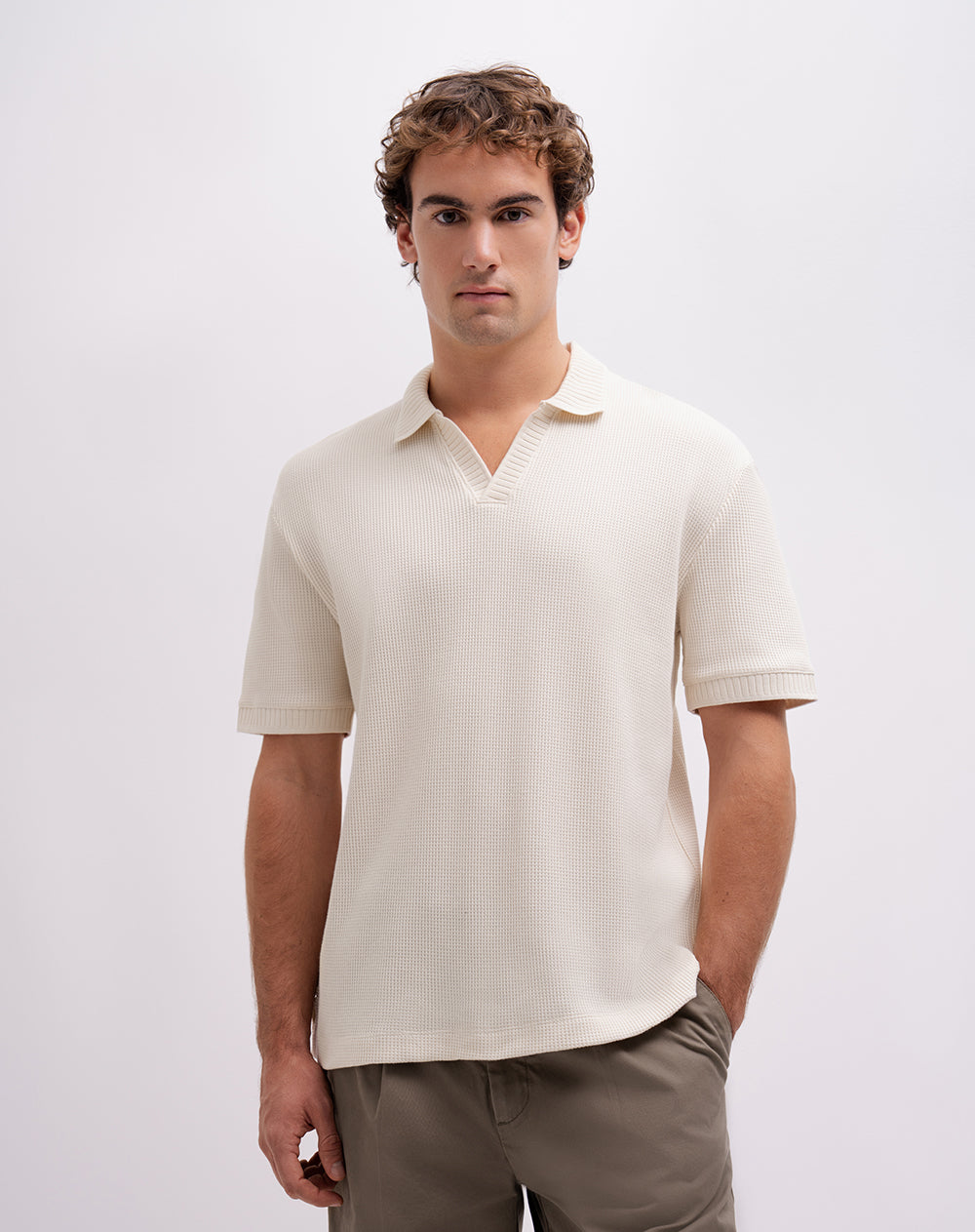 Polo regular tejida avena hombre