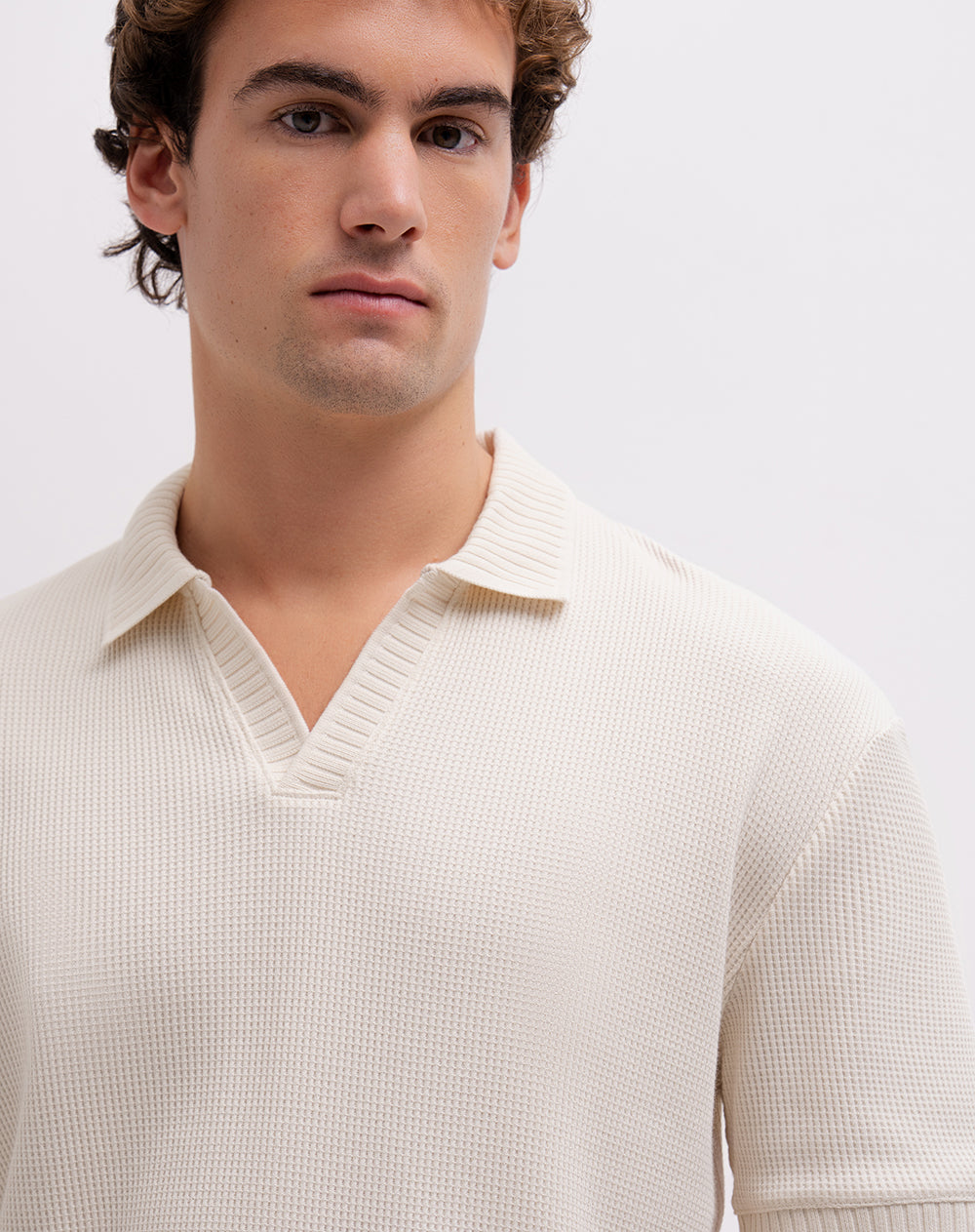 Polo regular tejida avena hombre