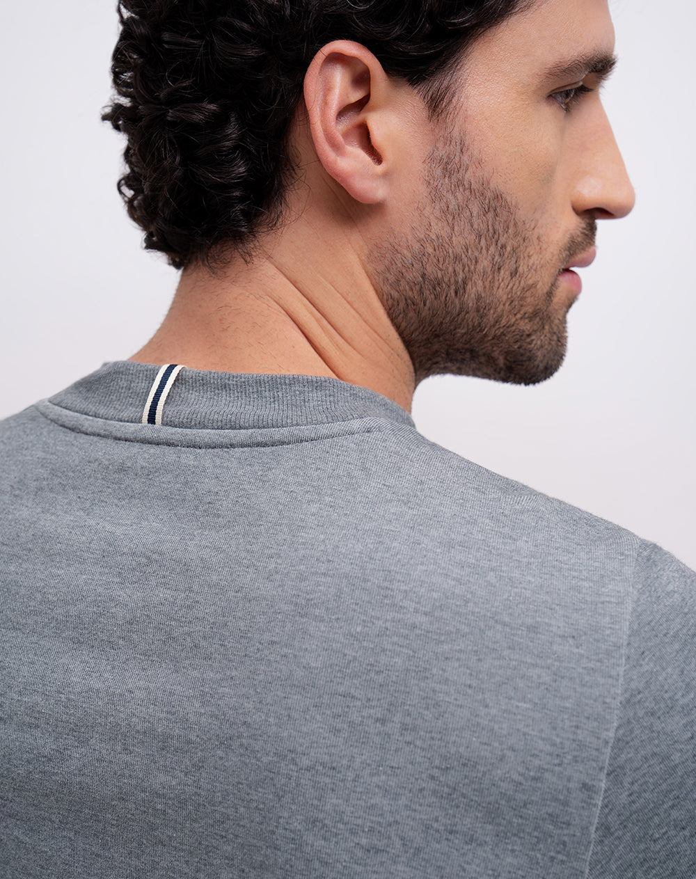 Buzo confort regular gris hombre