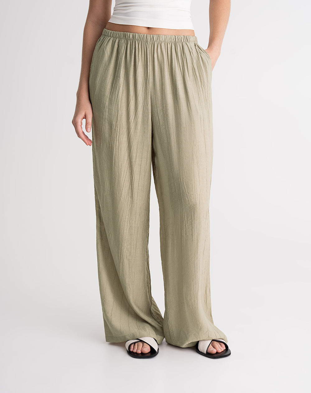 Pantalón tiro alto efecto arrugado caqui mujer